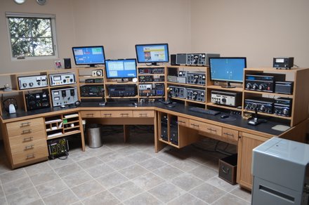 Jim Garland W8ZR Hamshack